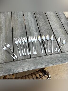 Dalia Guernica 18/10 Spain Flatware Set of 15 Flatware Satin Stainless
